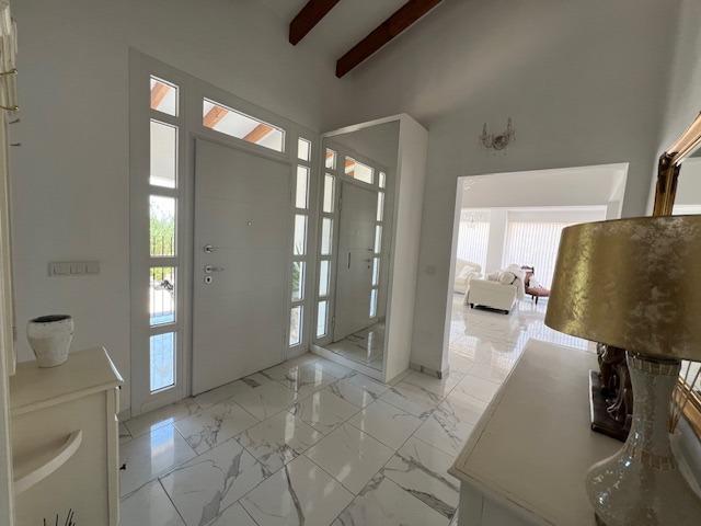 Descubra la combinación perfecta de encanto rural y vida moderna en esta impresionante propiedad independiente ubicada en la campiña de Dolores.