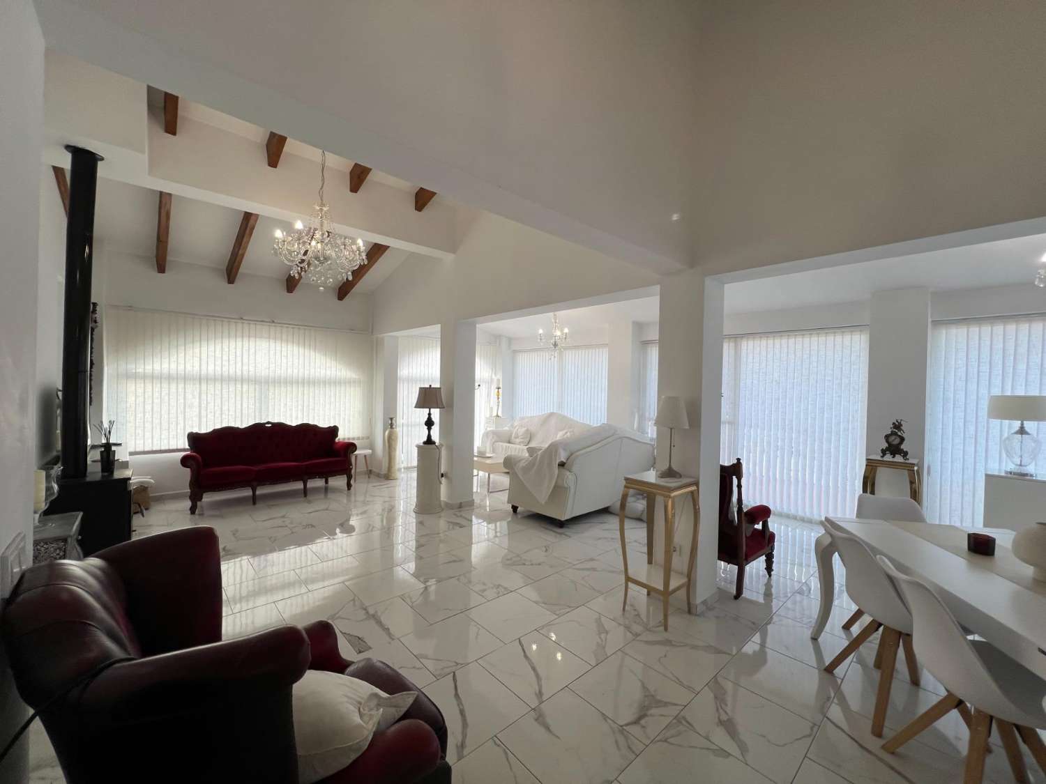 Descubra la combinación perfecta de encanto rural y vida moderna en esta impresionante propiedad independiente ubicada en la campiña de Dolores.