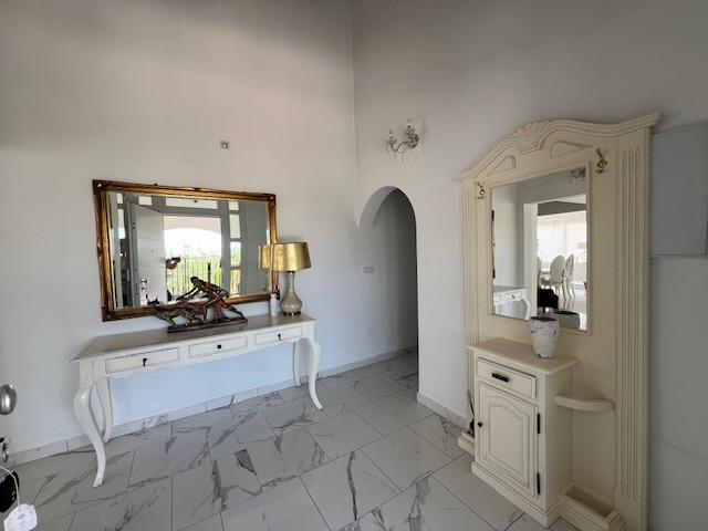 Descubra la combinación perfecta de encanto rural y vida moderna en esta impresionante propiedad independiente ubicada en la campiña de Dolores.