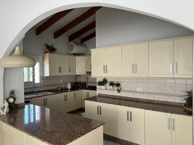 Descubra la combinación perfecta de encanto rural y vida moderna en esta impresionante propiedad independiente ubicada en la campiña de Dolores.