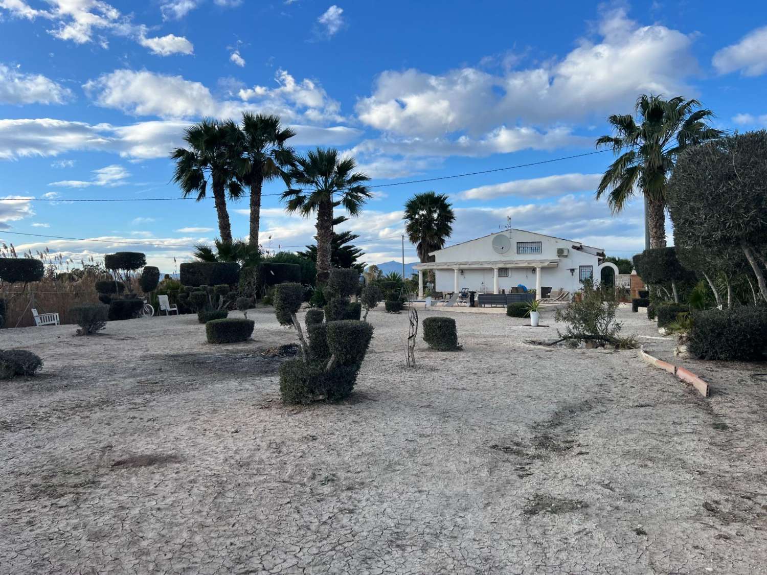 Descubra la combinación perfecta de encanto rural y vida moderna en esta impresionante propiedad independiente ubicada en la campiña de Dolores.