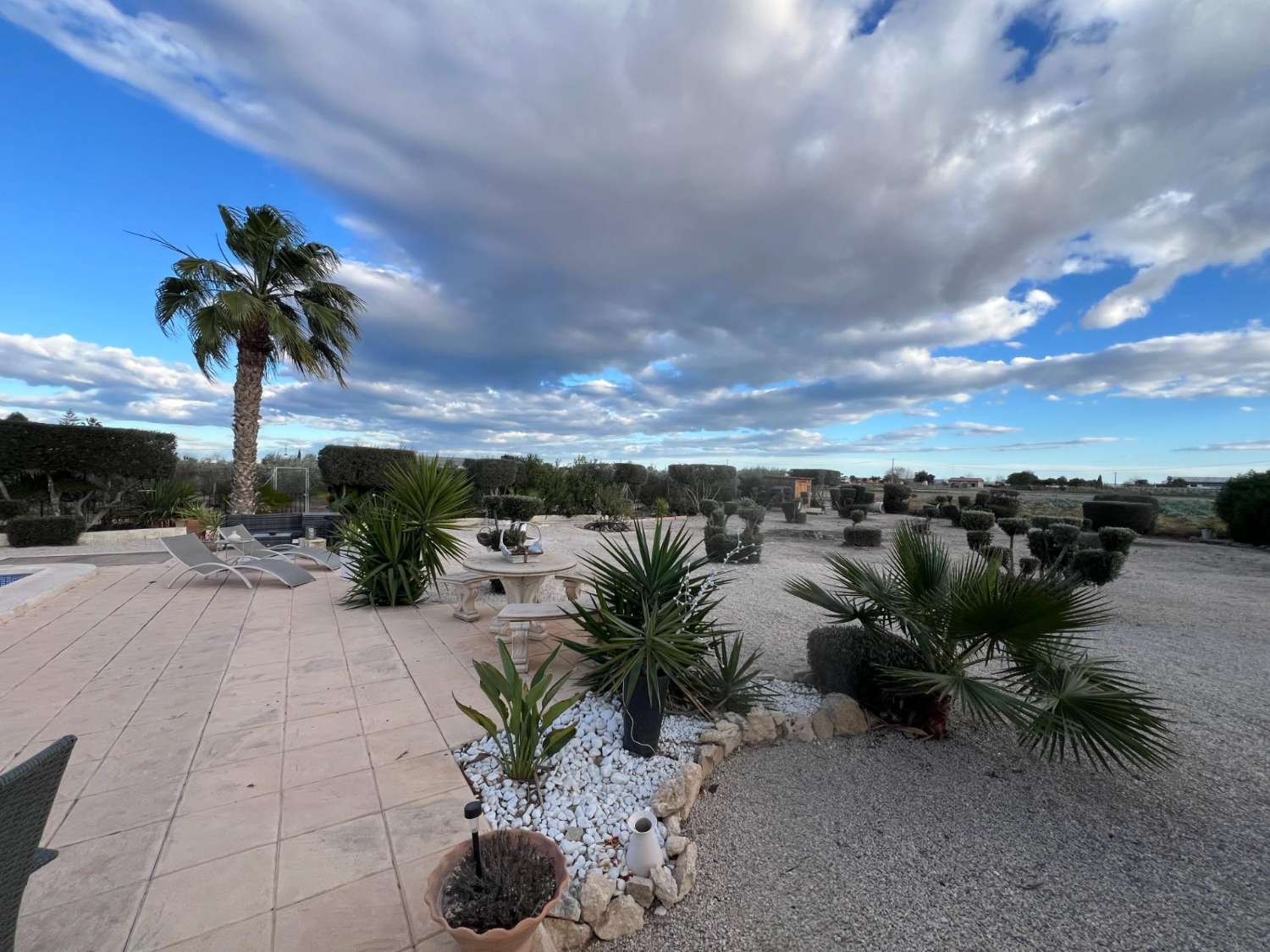 Descubra la combinación perfecta de encanto rural y vida moderna en esta impresionante propiedad independiente ubicada en la campiña de Dolores.