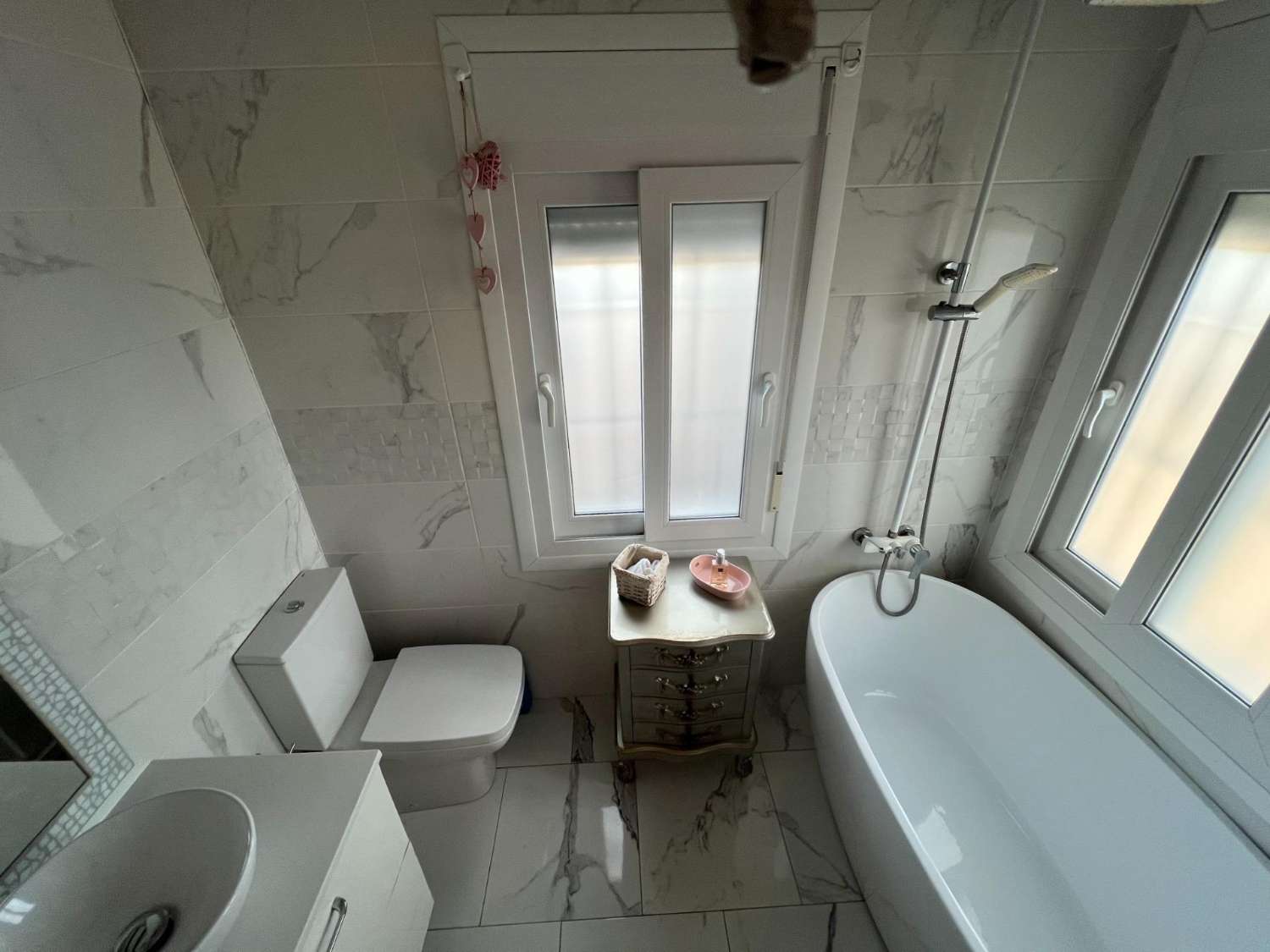 Descubra la combinación perfecta de encanto rural y vida moderna en esta impresionante propiedad independiente ubicada en la campiña de Dolores.