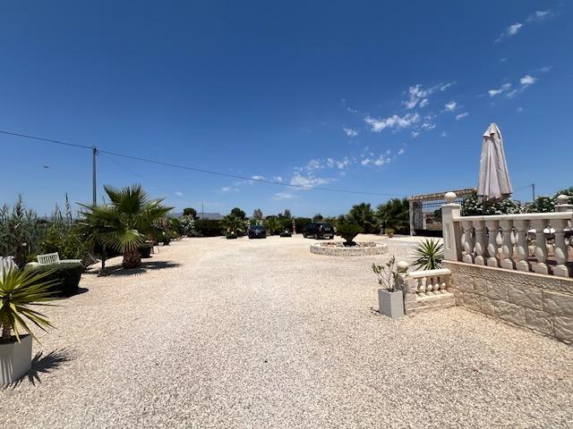 Descubra la combinación perfecta de encanto rural y vida moderna en esta impresionante propiedad independiente ubicada en la campiña de Dolores.