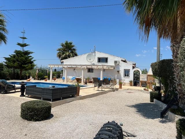 Descubra la combinación perfecta de encanto rural y vida moderna en esta impresionante propiedad independiente ubicada en la campiña de Dolores.