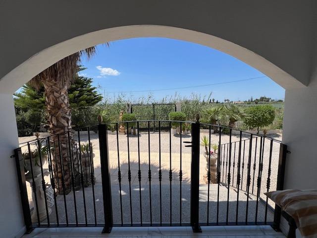 Descubra la combinación perfecta de encanto rural y vida moderna en esta impresionante propiedad independiente ubicada en la campiña de Dolores.