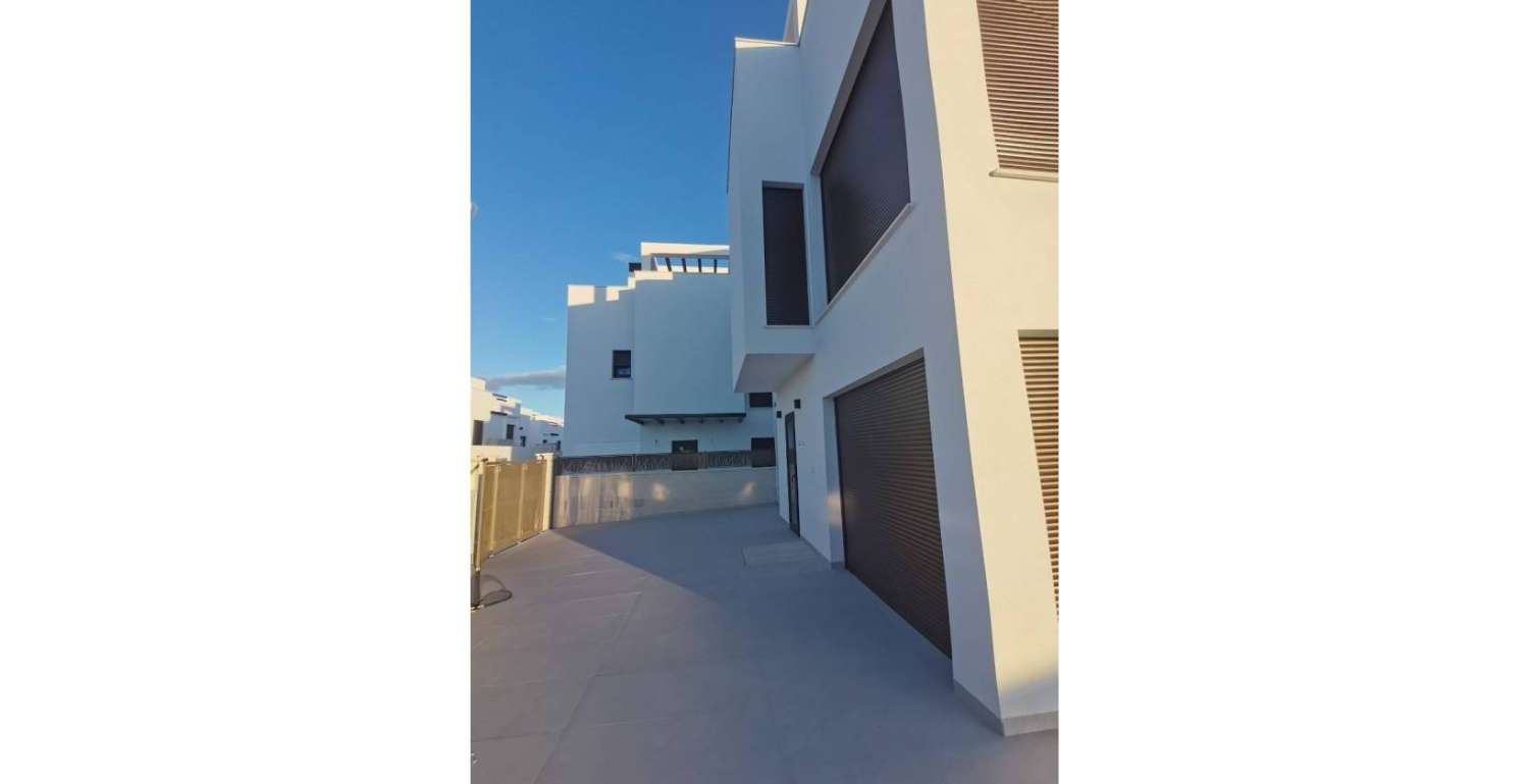 Нова вілла з приватним басейном та гаражем у Лос-Монтесінос