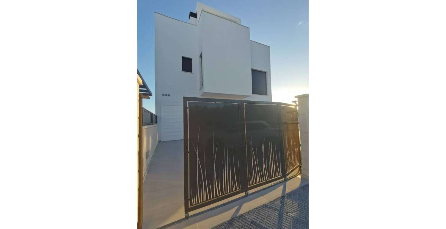 Нова вілла з приватним басейном та гаражем у Лос-Монтесінос