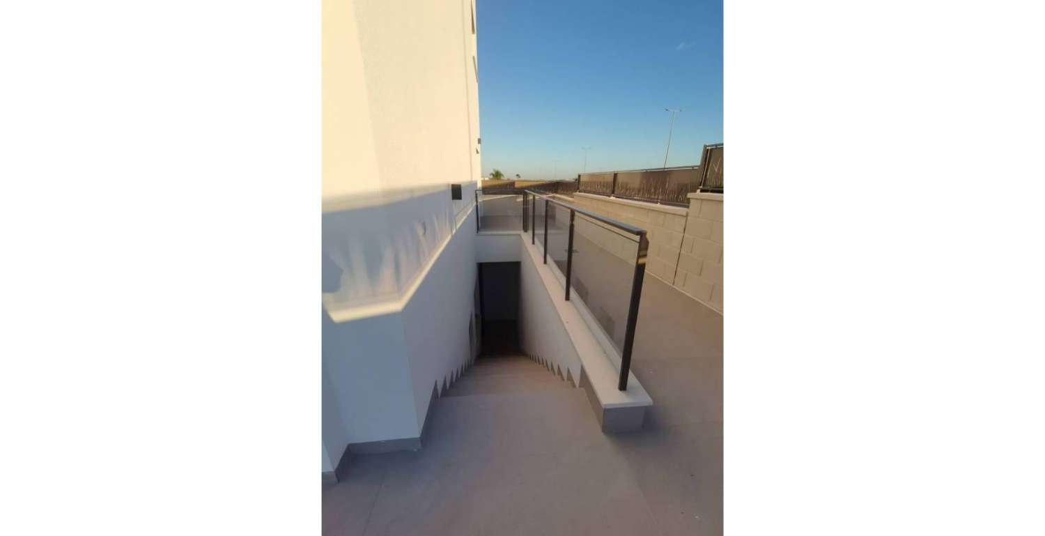 Нова вілла з приватним басейном та гаражем у Лос-Монтесінос