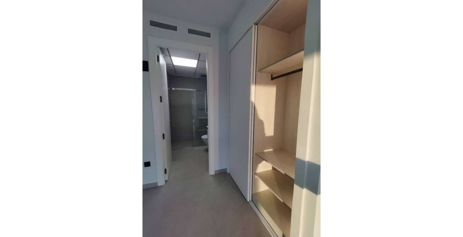 Нова вілла з приватним басейном та гаражем у Лос-Монтесінос