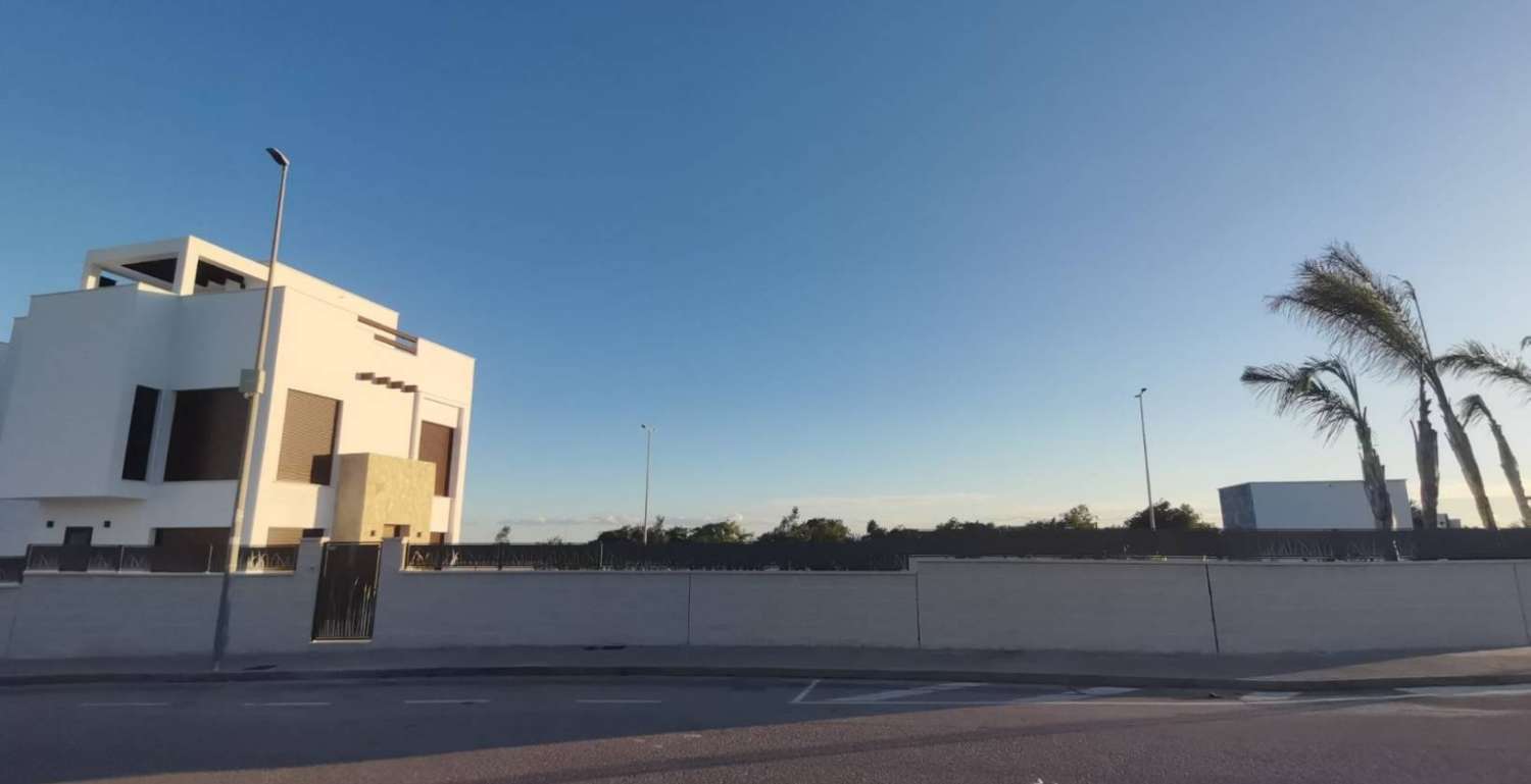 Нова вілла з приватним басейном та гаражем у Лос-Монтесінос