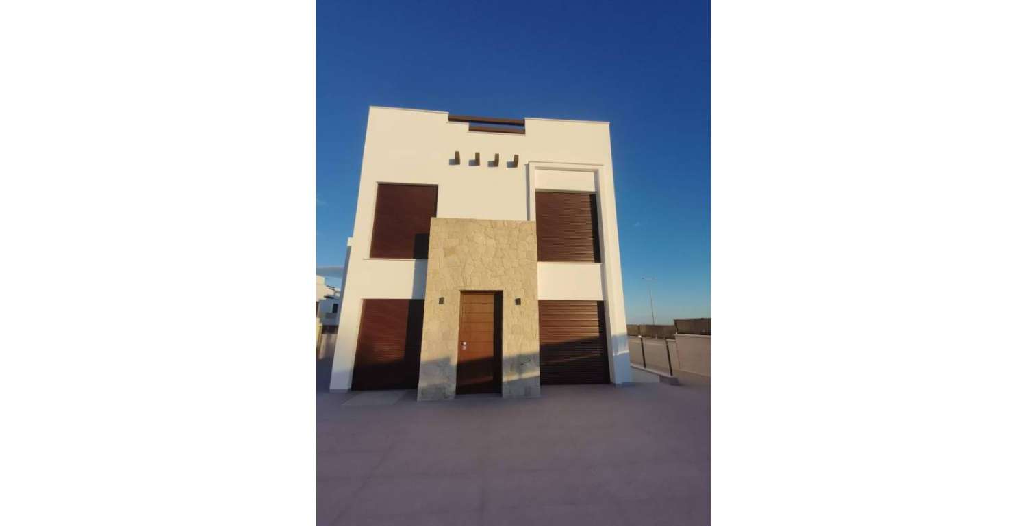 Нова вілла з приватним басейном та гаражем у Лос-Монтесінос