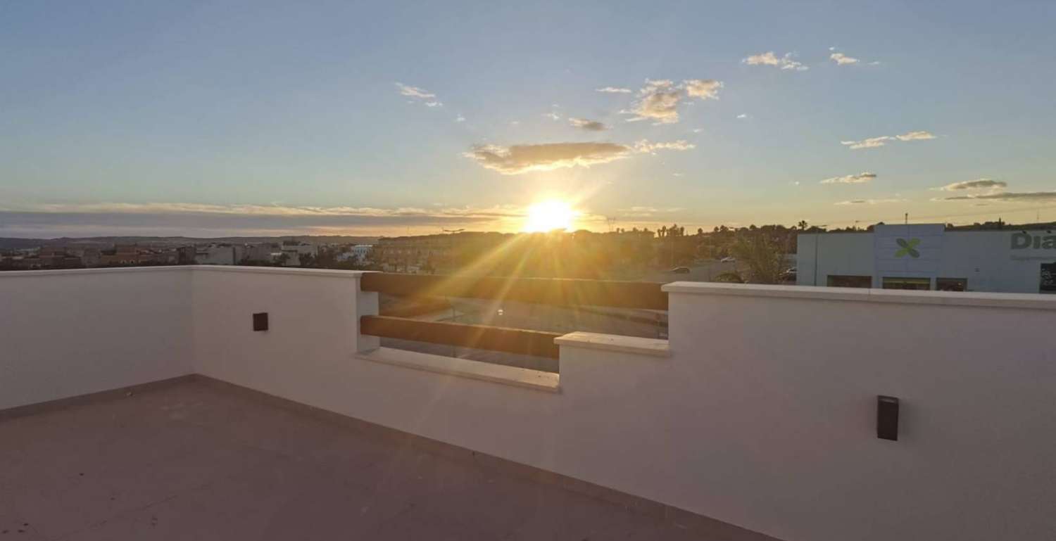 Нова вілла з приватним басейном та гаражем у Лос-Монтесінос