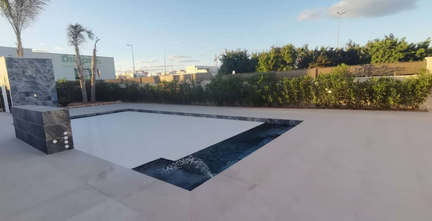 Нова вілла з приватним басейном та гаражем у Лос-Монтесінос