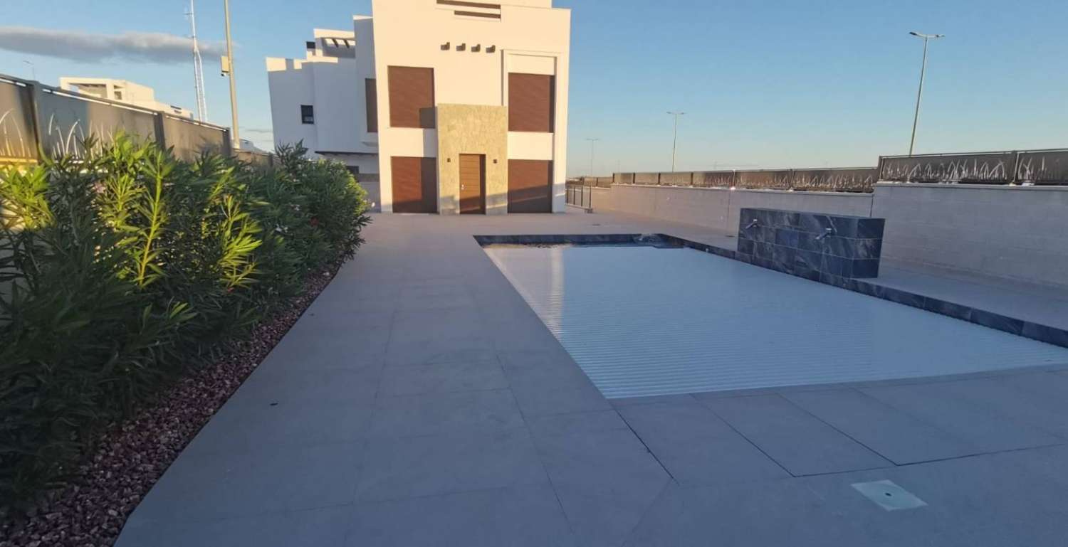 Нова вілла з приватним басейном та гаражем у Лос-Монтесінос