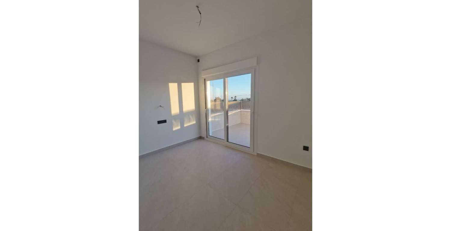 Нова вілла з приватним басейном та гаражем у Лос-Монтесінос