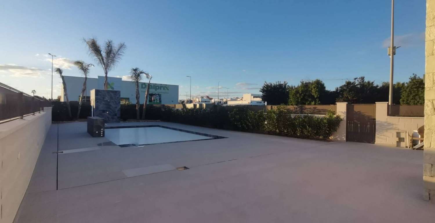 Нова вілла з приватним басейном та гаражем у Лос-Монтесінос