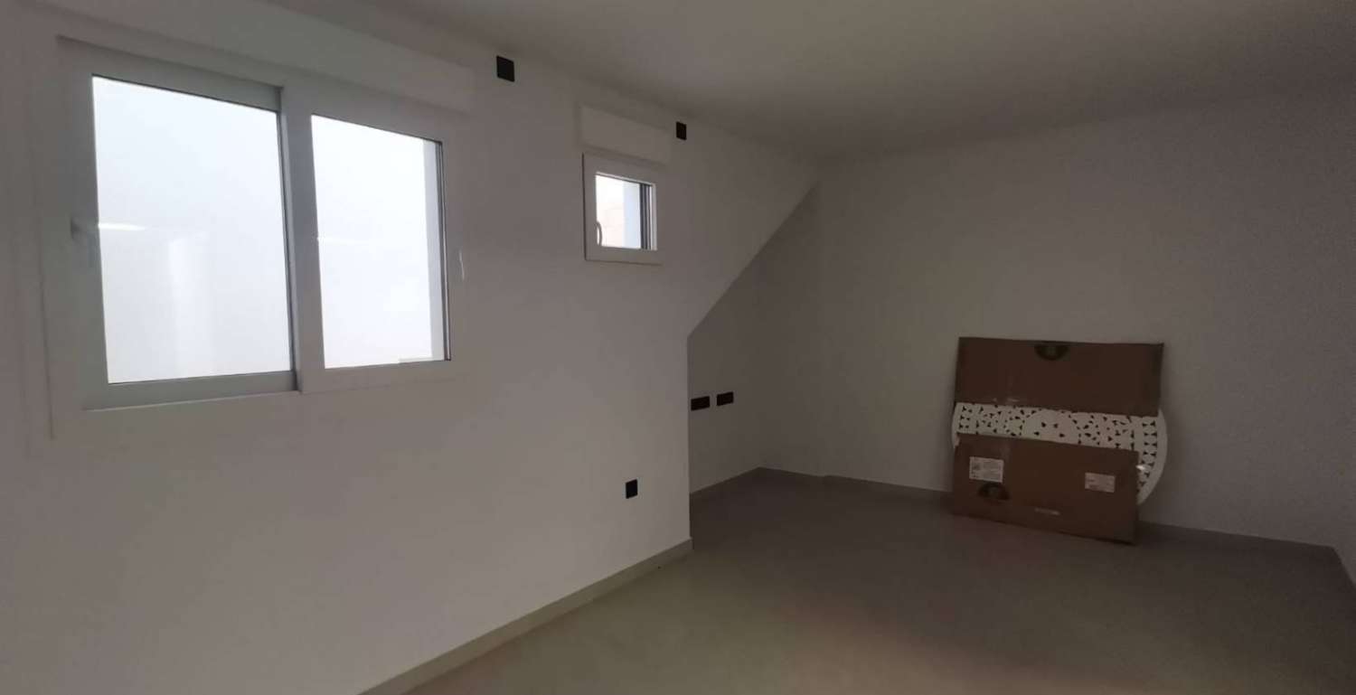 Нова вілла з приватним басейном та гаражем у Лос-Монтесінос