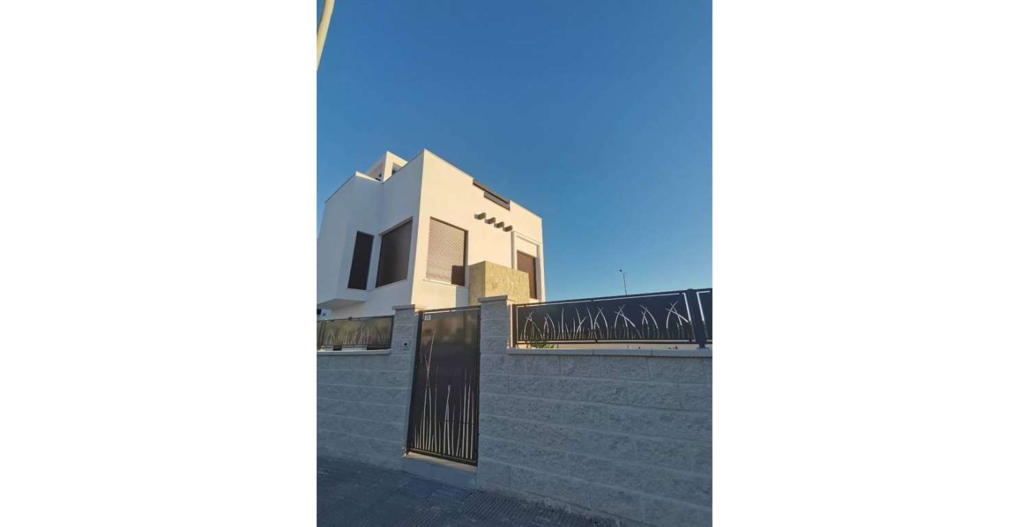 Нова вілла з приватним басейном та гаражем у Лос-Монтесінос