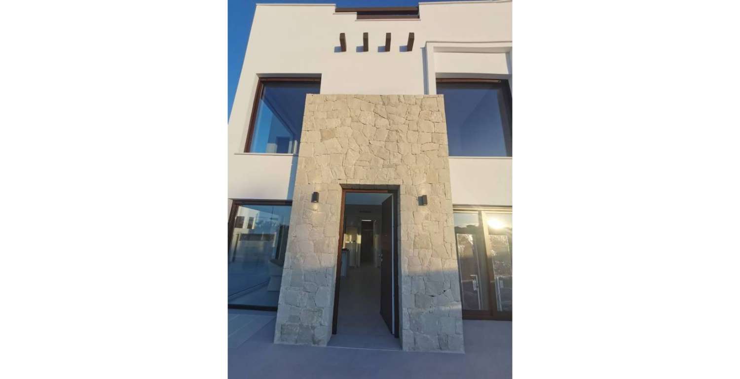 Нова вілла з приватним басейном та гаражем у Лос-Монтесінос