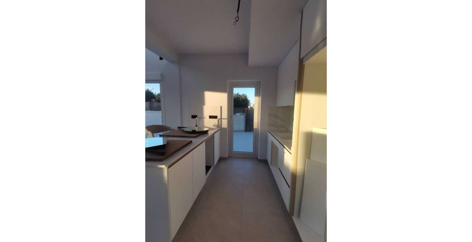 Нова вілла з приватним басейном та гаражем у Лос-Монтесінос