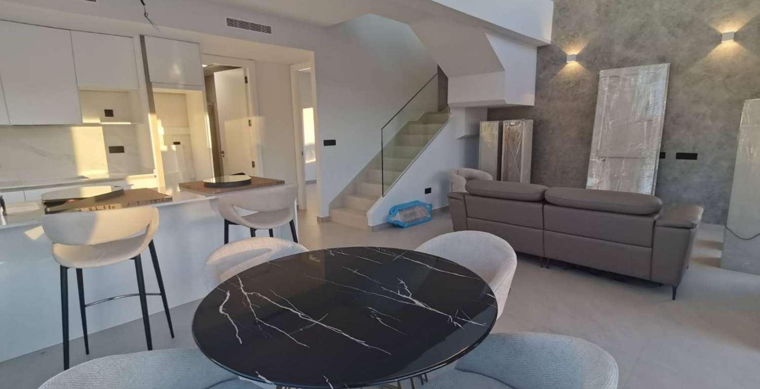 Нова вілла з приватним басейном та гаражем у Лос-Монтесінос