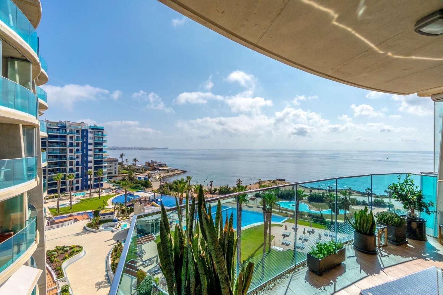 Sea Senses, magnífico apartamento en primera línea de playa con vistas panorámicas al mar y 3 dormitorios.