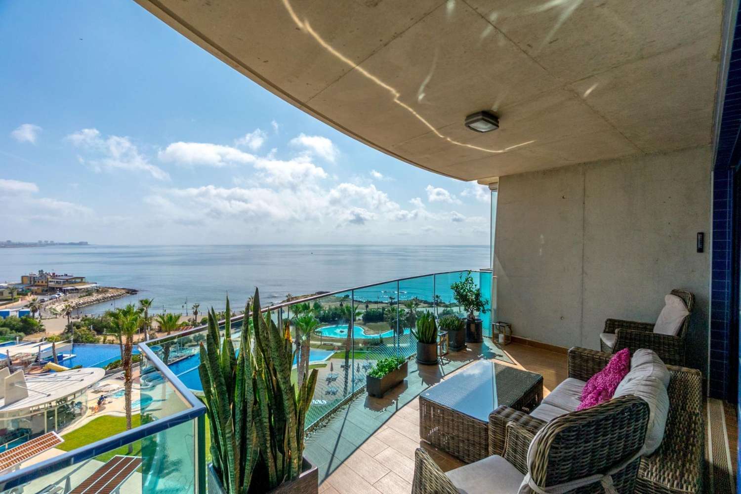 Sea Senses, magnífico apartamento en primera línea de playa con vistas panorámicas al mar y 3 dormitorios.