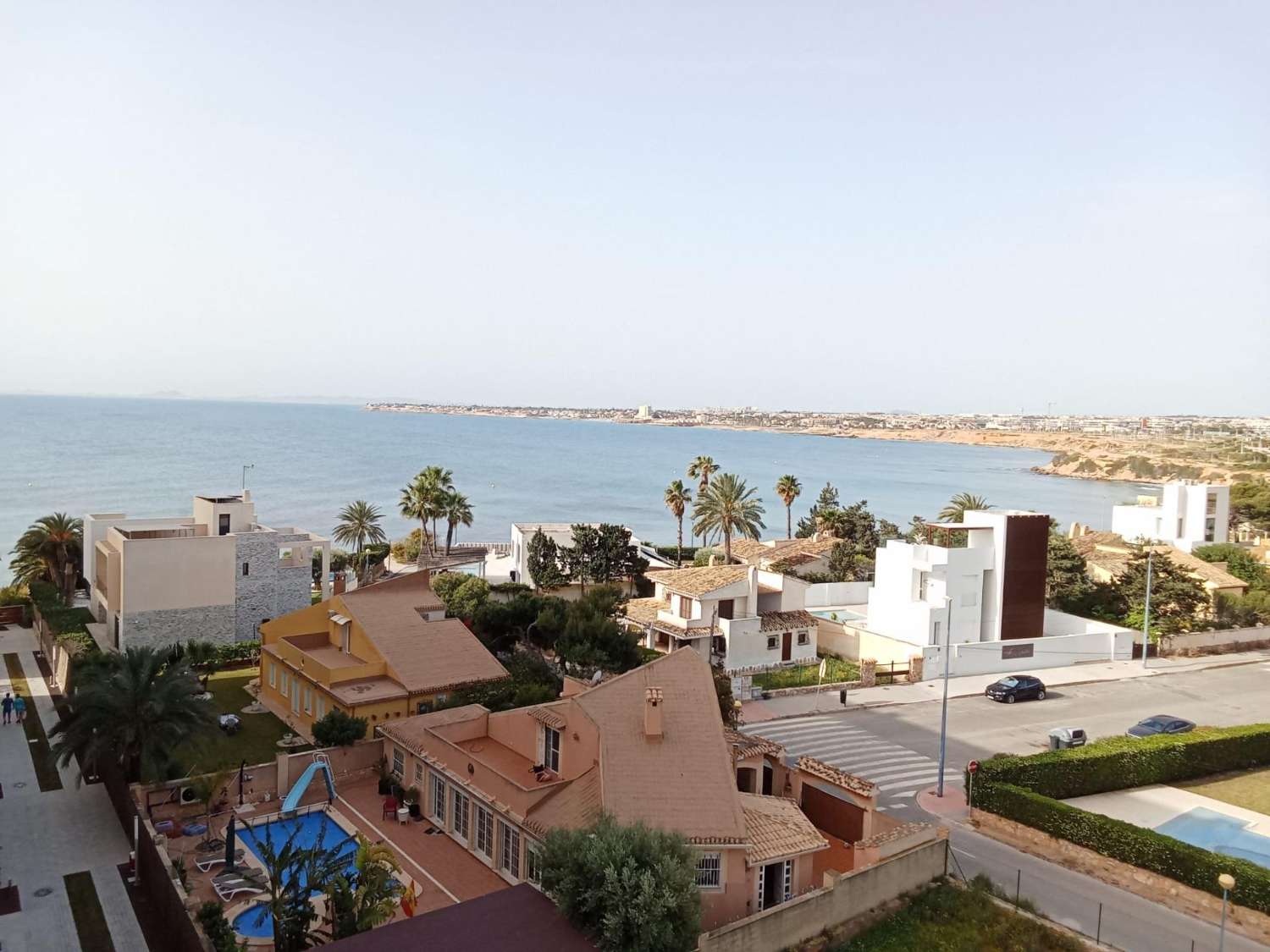 Apartamento con impresionantes vistas frontales al mar, en primera línea del mar, 2 dormitorios, 2 baños, plaza de garaje, piscinas y jardines, en Punta Pr