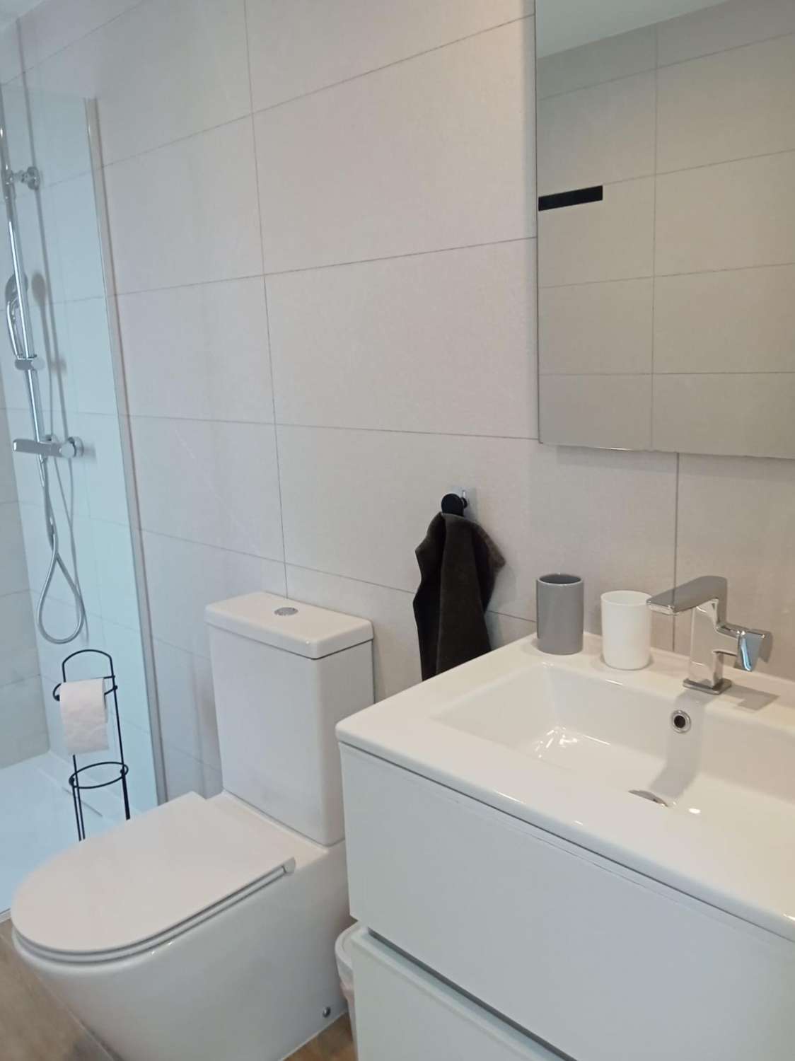 Apartamento con impresionantes vistas frontales al mar, en primera línea del mar, 2 dormitorios, 2 baños, plaza de garaje, piscinas y jardines, en Punta Pr