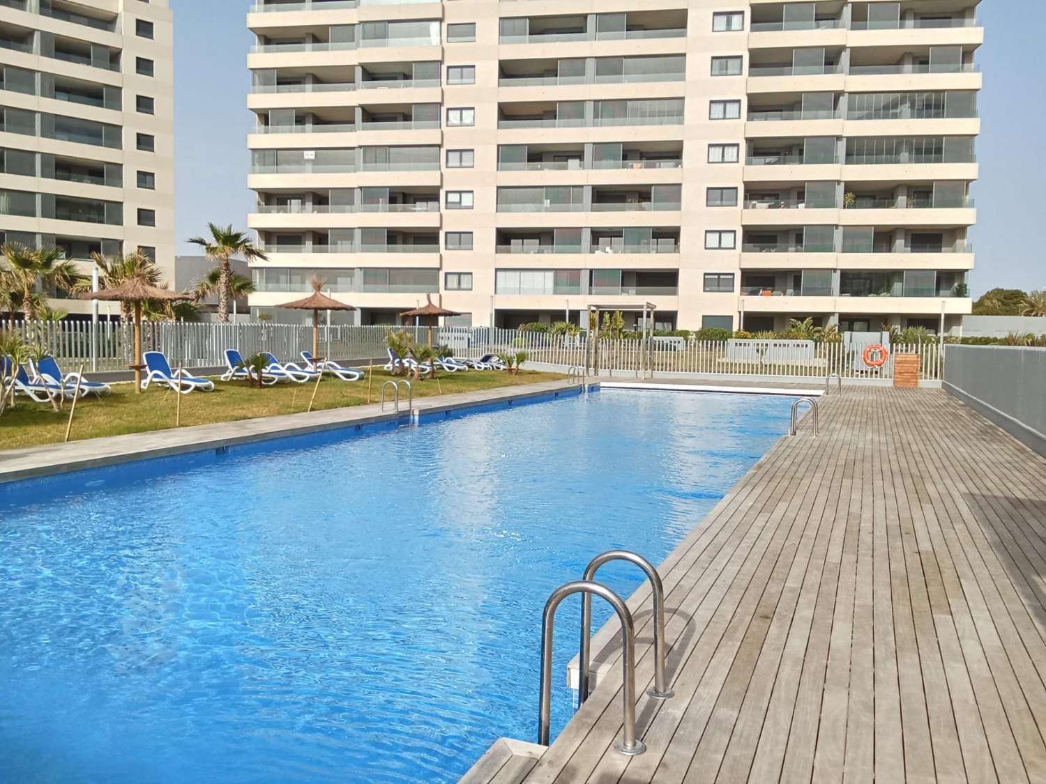Apartamento con impresionantes vistas frontales al mar, en primera línea del mar, 2 dormitorios, 2 baños, plaza de garaje, piscinas y jardines, en Punta Pr
