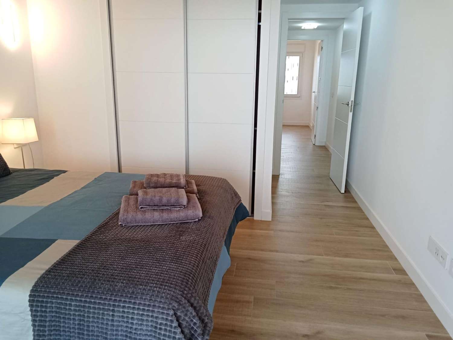 Apartamento con impresionantes vistas frontales al mar, en primera línea del mar, 2 dormitorios, 2 baños, plaza de garaje, piscinas y jardines, en Punta Pr