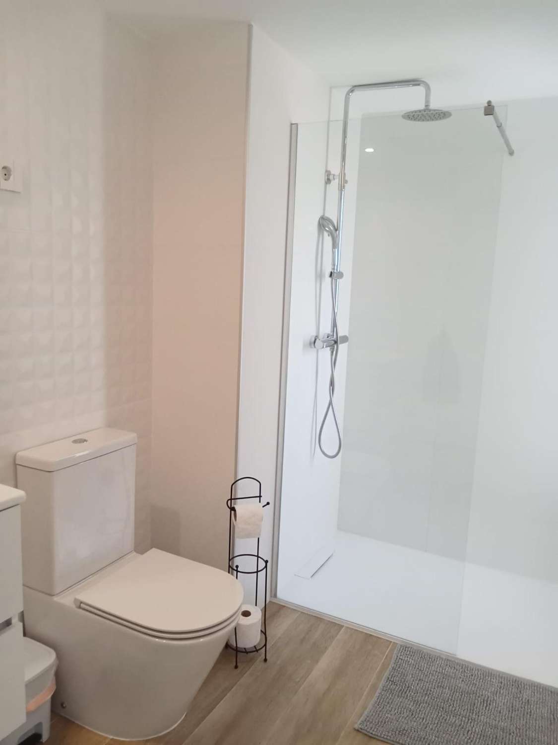 Apartamento con impresionantes vistas frontales al mar, en primera línea del mar, 2 dormitorios, 2 baños, plaza de garaje, piscinas y jardines, en Punta Pr