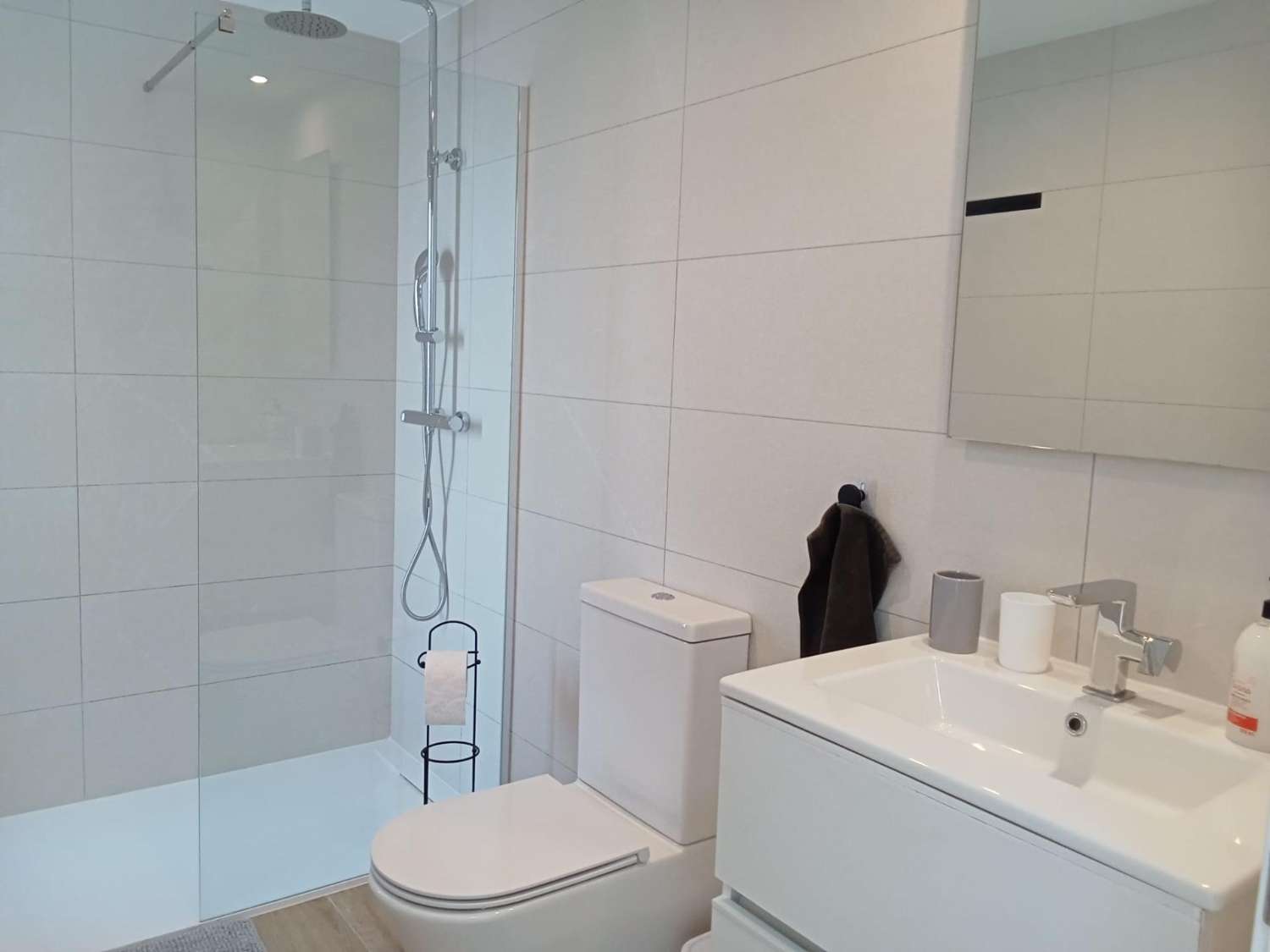 Apartamento con impresionantes vistas frontales al mar, en primera línea del mar, 2 dormitorios, 2 baños, plaza de garaje, piscinas y jardines, en Punta Pr