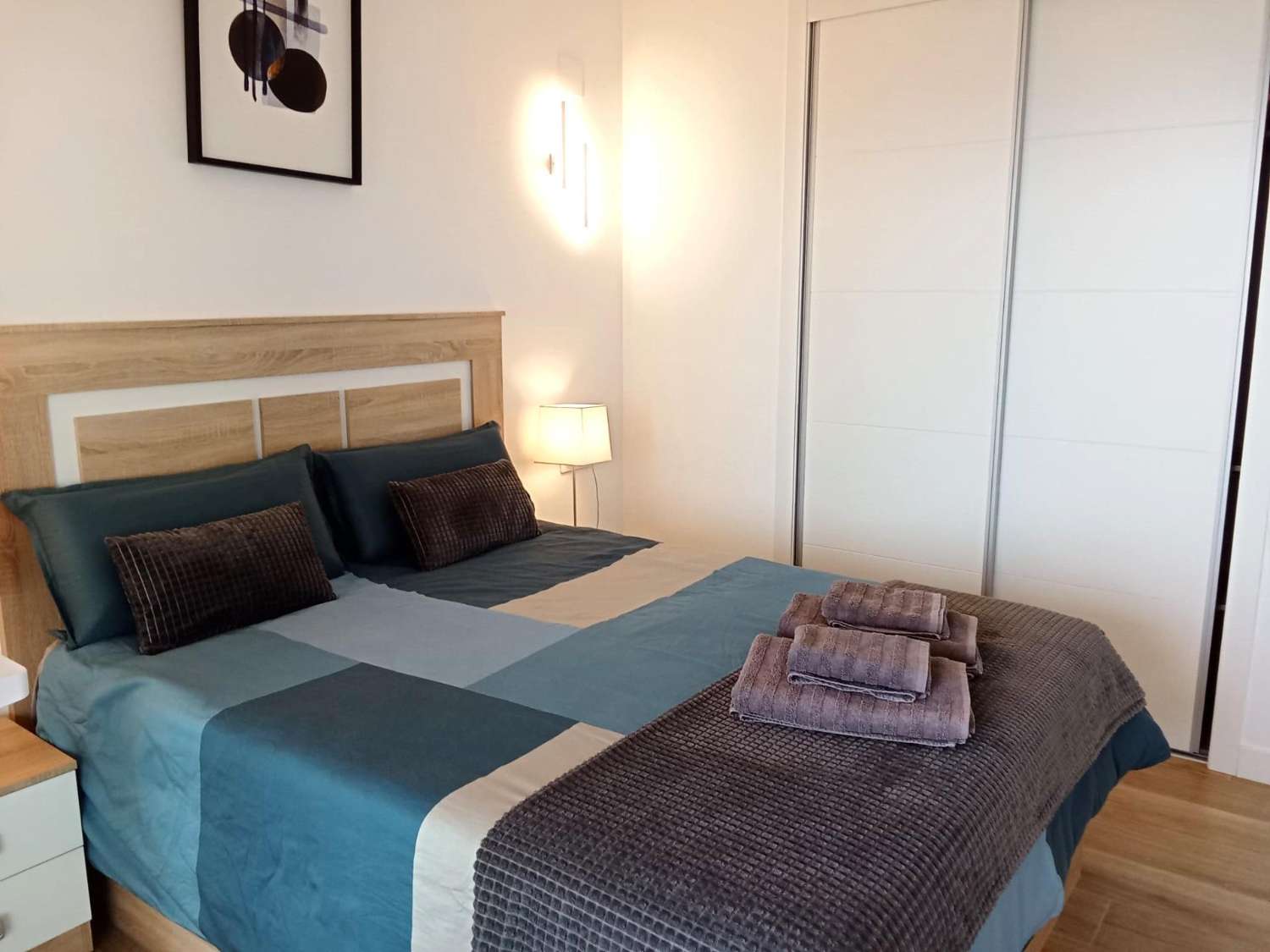 Apartamento con impresionantes vistas frontales al mar, en primera línea del mar, 2 dormitorios, 2 baños, plaza de garaje, piscinas y jardines, en Punta Pr