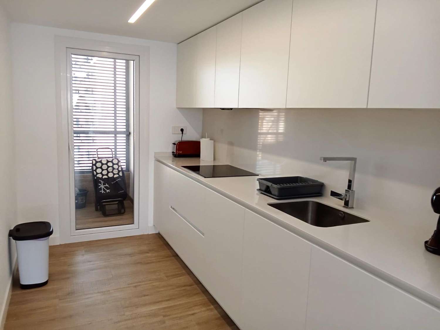 Apartamento con impresionantes vistas frontales al mar, en primera línea del mar, 2 dormitorios, 2 baños, plaza de garaje, piscinas y jardines, en Punta Pr