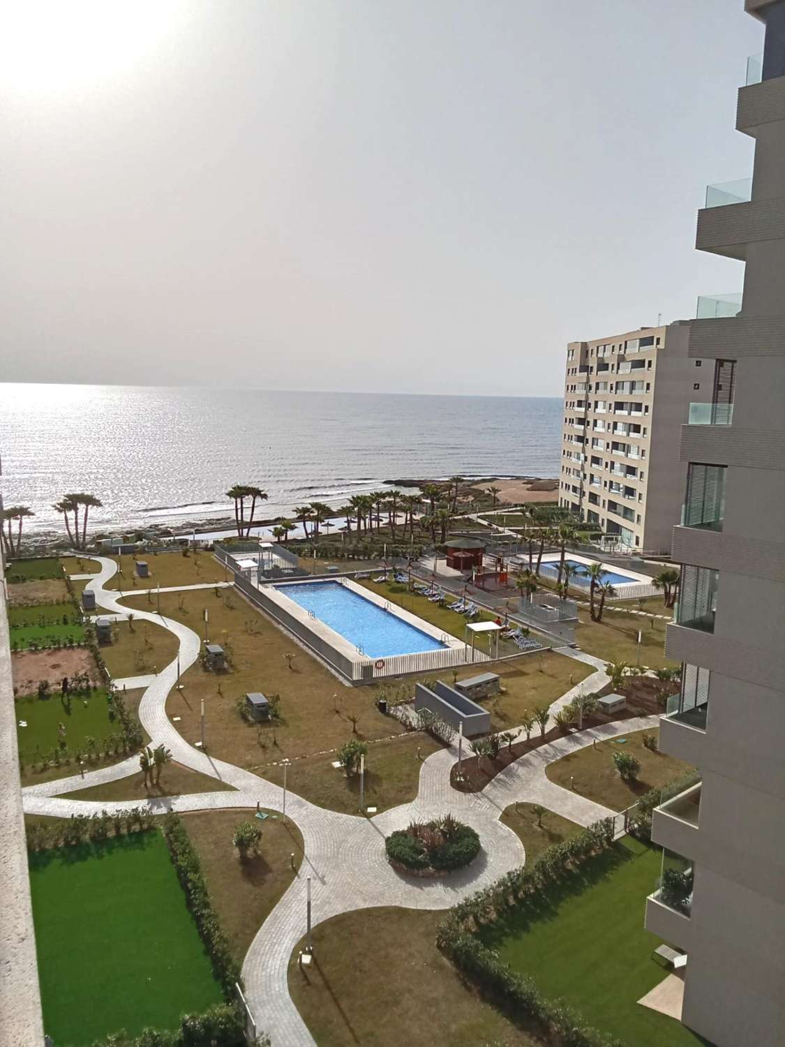 Apartamento con impresionantes vistas frontales al mar, en primera línea del mar, 2 dormitorios, 2 baños, plaza de garaje, piscinas y jardines, en Punta Pr