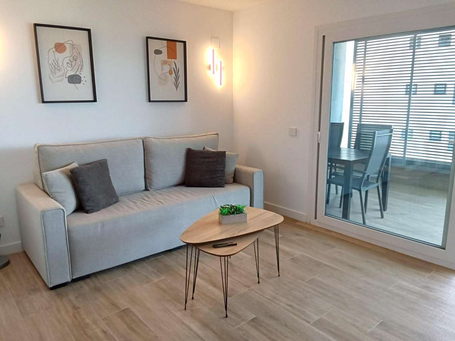Apartamento con impresionantes vistas frontales al mar, en primera línea del mar, 2 dormitorios, 2 baños, plaza de garaje, piscinas y jardines, en Punta Pr