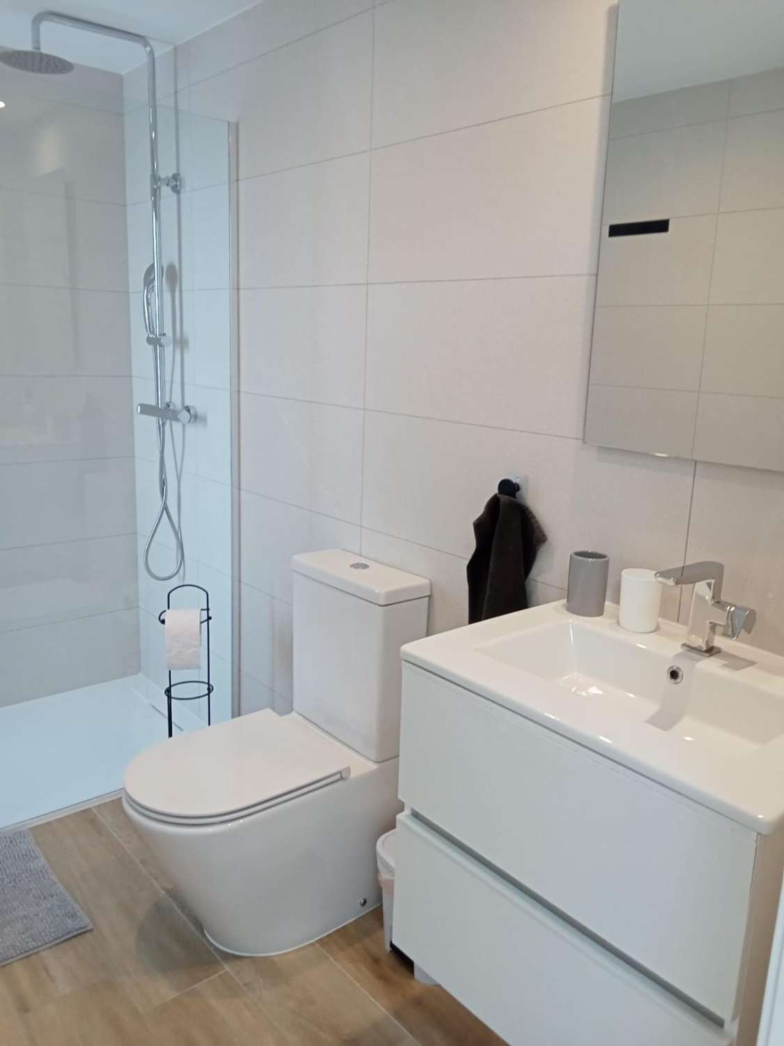 Apartamento con impresionantes vistas frontales al mar, en primera línea del mar, 2 dormitorios, 2 baños, plaza de garaje, piscinas y jardines, en Punta Pr