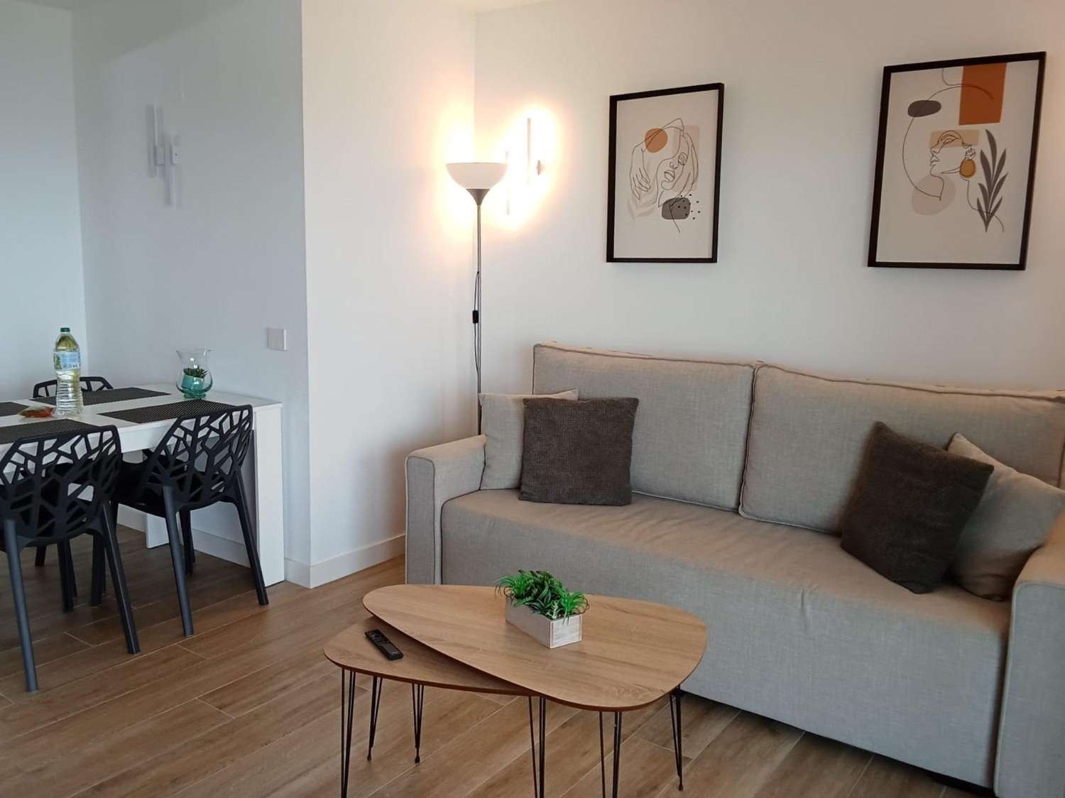 Apartamento con impresionantes vistas frontales al mar, en primera línea del mar, 2 dormitorios, 2 baños, plaza de garaje, piscinas y jardines, en Punta Pr