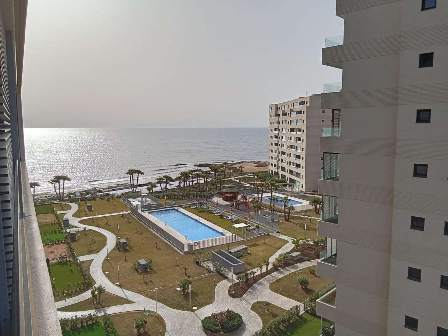 Apartamento con impresionantes vistas frontales al mar, en primera línea del mar, 2 dormitorios, 2 baños, plaza de garaje, piscinas y jardines, en Punta Pr