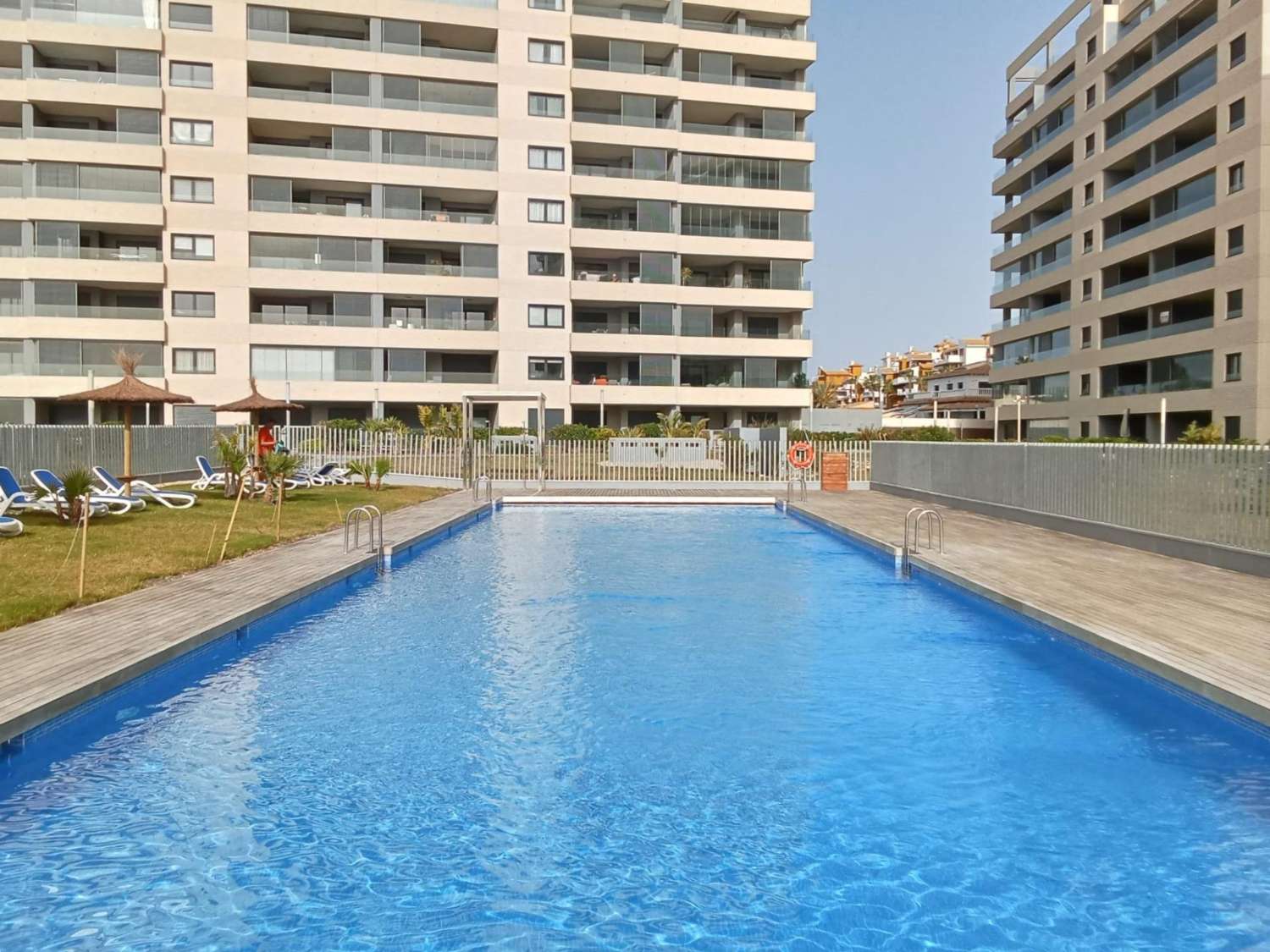 Apartamento con impresionantes vistas frontales al mar, en primera línea del mar, 2 dormitorios, 2 baños, plaza de garaje, piscinas y jardines, en Punta Pr