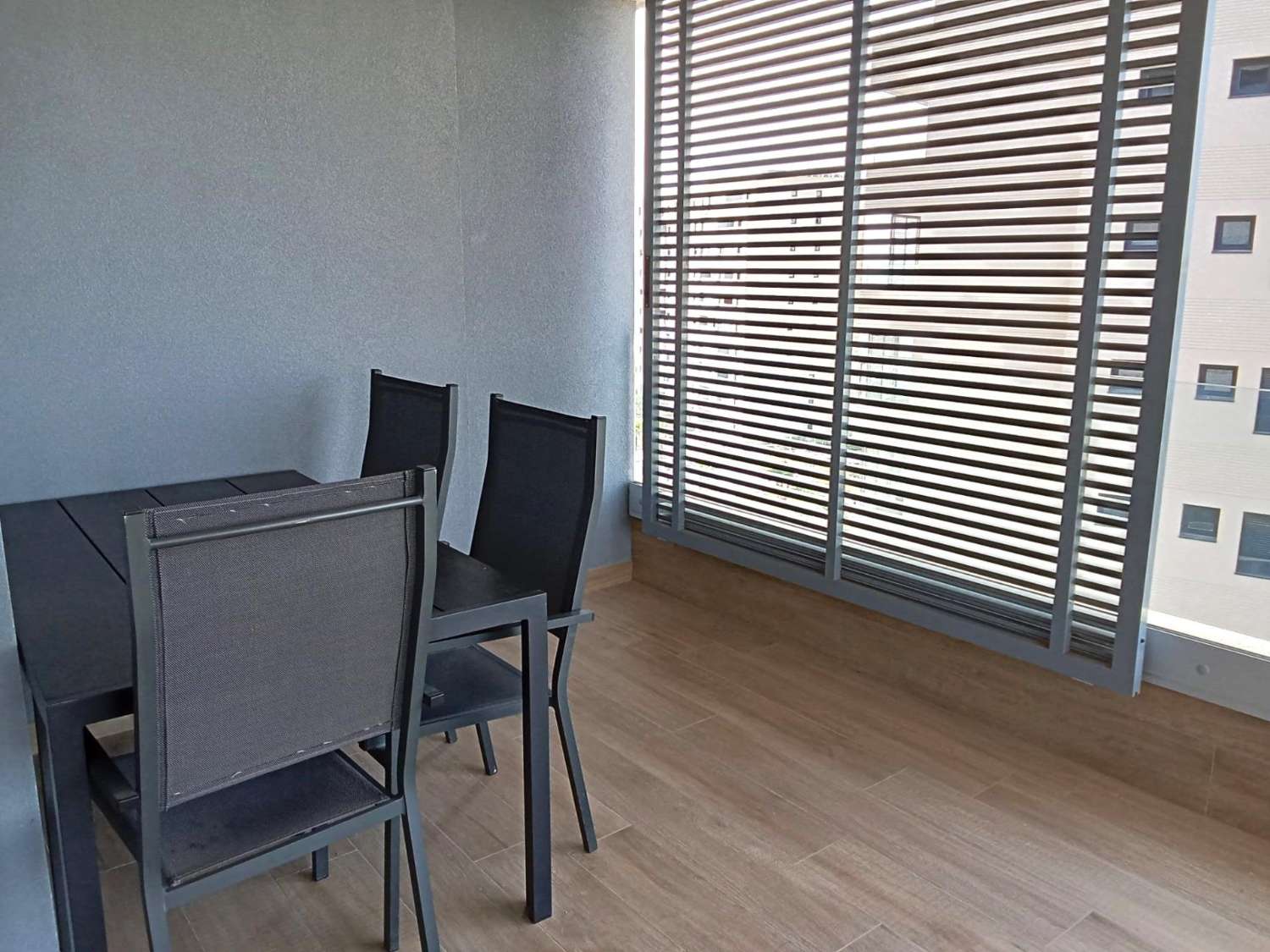 Apartamento con impresionantes vistas frontales al mar, en primera línea del mar, 2 dormitorios, 2 baños, plaza de garaje, piscinas y jardines, en Punta Pr