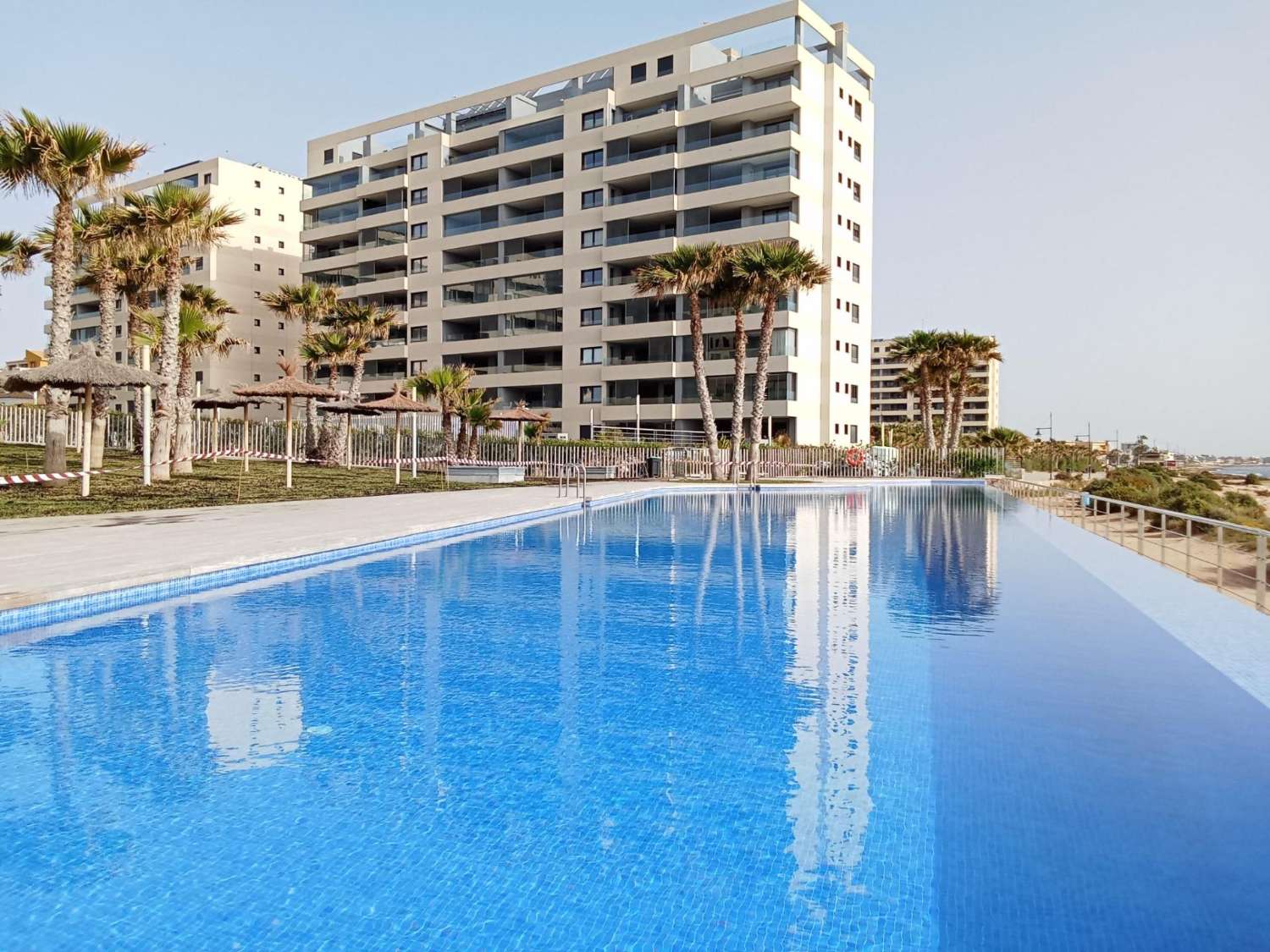 Apartamento con impresionantes vistas frontales al mar, en primera línea del mar, 2 dormitorios, 2 baños, plaza de garaje, piscinas y jardines, en Punta Pr