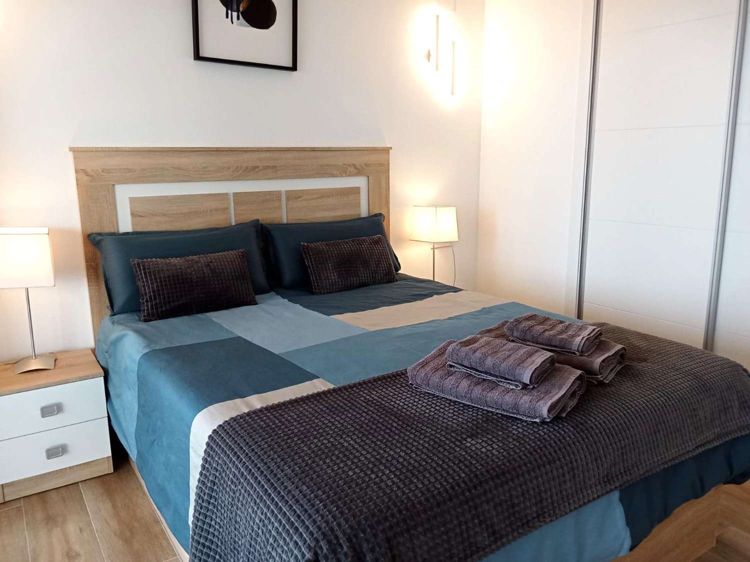 Apartamento con impresionantes vistas frontales al mar, en primera línea del mar, 2 dormitorios, 2 baños, plaza de garaje, piscinas y jardines, en Punta Pr