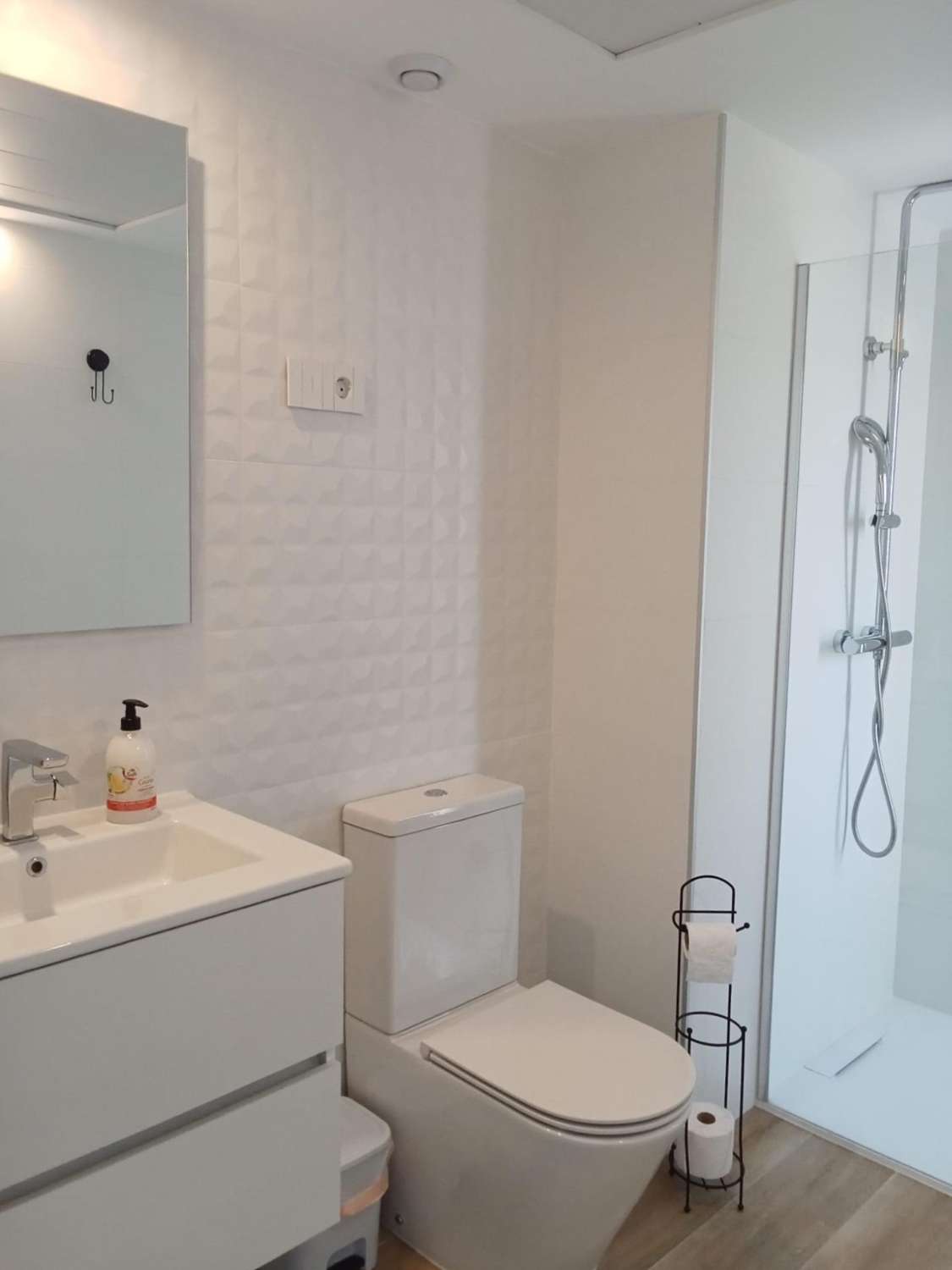 Apartamento con impresionantes vistas frontales al mar, en primera línea del mar, 2 dormitorios, 2 baños, plaza de garaje, piscinas y jardines, en Punta Pr