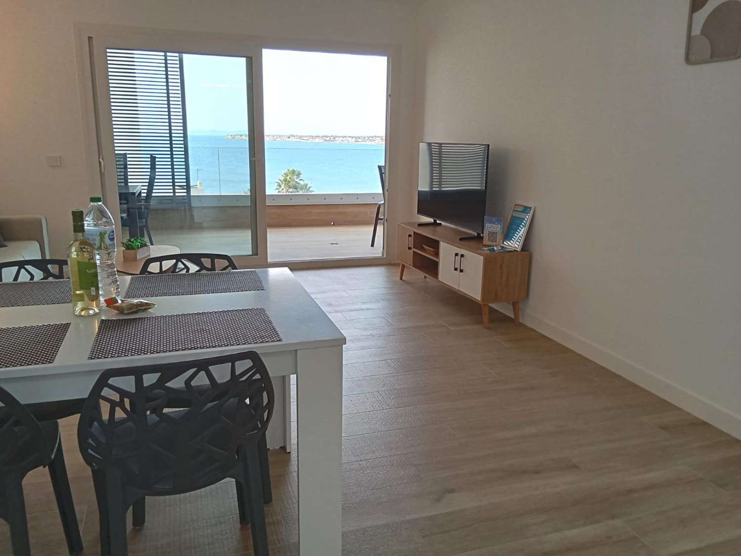 Apartamento con impresionantes vistas frontales al mar, en primera línea del mar, 2 dormitorios, 2 baños, plaza de garaje, piscinas y jardines, en Punta Pr