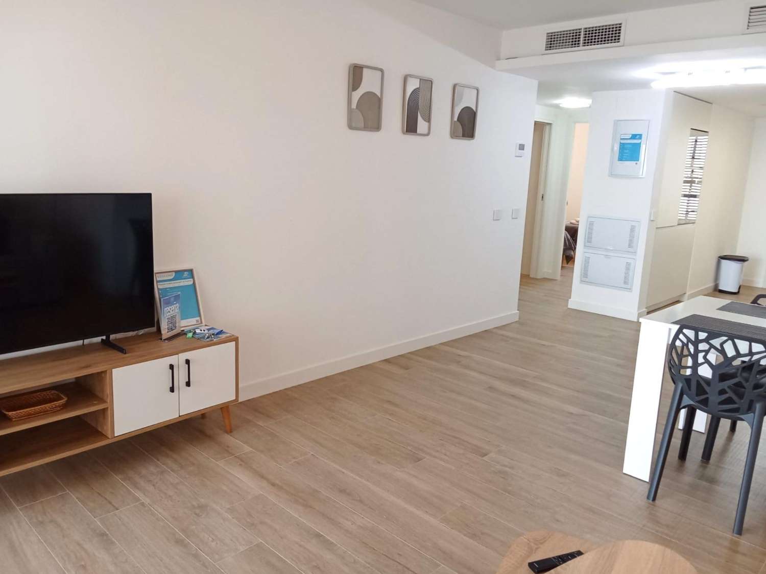 Apartamento con impresionantes vistas frontales al mar, en primera línea del mar, 2 dormitorios, 2 baños, plaza de garaje, piscinas y jardines, en Punta Pr