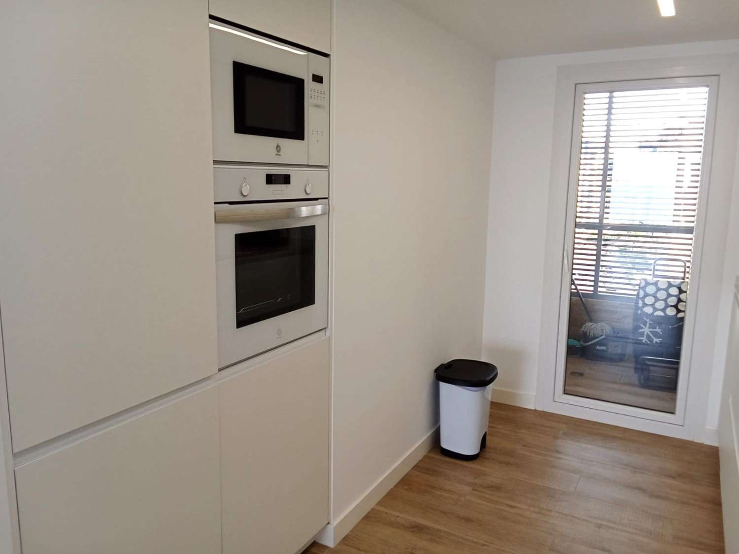 Apartamento con impresionantes vistas frontales al mar, en primera línea del mar, 2 dormitorios, 2 baños, plaza de garaje, piscinas y jardines, en Punta Pr