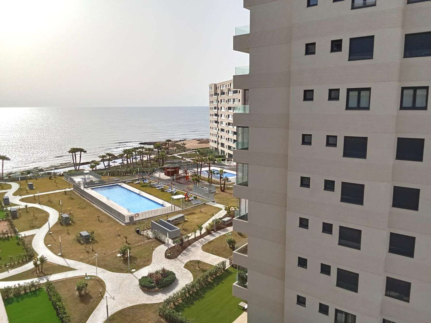 Apartamento con impresionantes vistas frontales al mar, en primera línea del mar, 2 dormitorios, 2 baños, plaza de garaje, piscinas y jardines, en Punta Pr